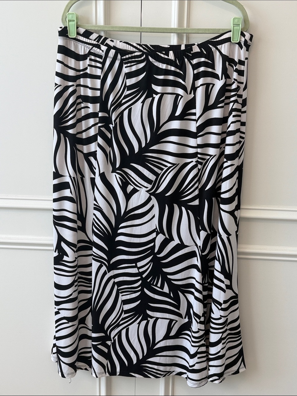 Susan Graver Black & White A-Line Leaf-Print Skirt